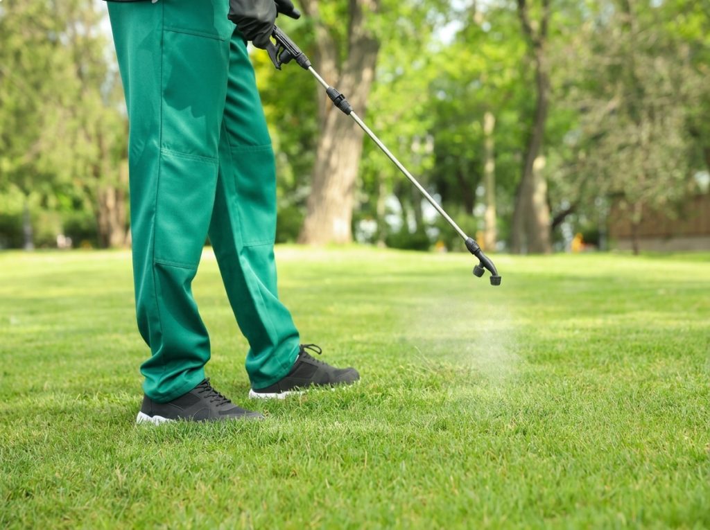 Taskless crew spraying odor eleminator